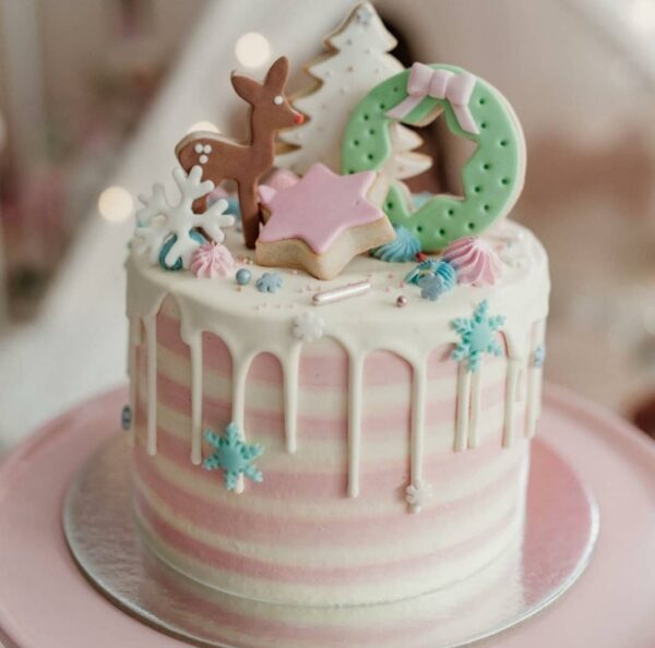 Drip cake con decoración de galletas navideñas - Imagen 3