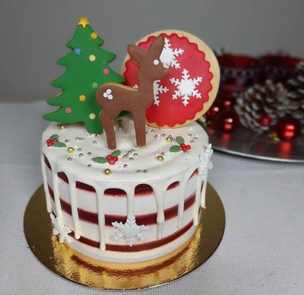 Drip cake con decoración de galletas navideñas
